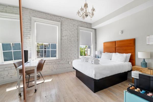 Queen Suite 3rd Floor Downtown Sleeps 2 - Savannah