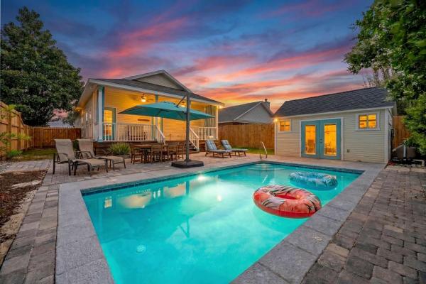 Na zdjęciu widoczny jest obiekt Sunsail Cottage Pool heat & Golf Cart Deals położony w mieście Destin.