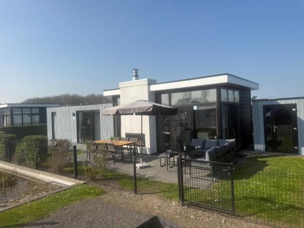 Europarcs Bad Meersee Chalet Küstenzeit Mit Zaun Haus Nr 97 - Breskens