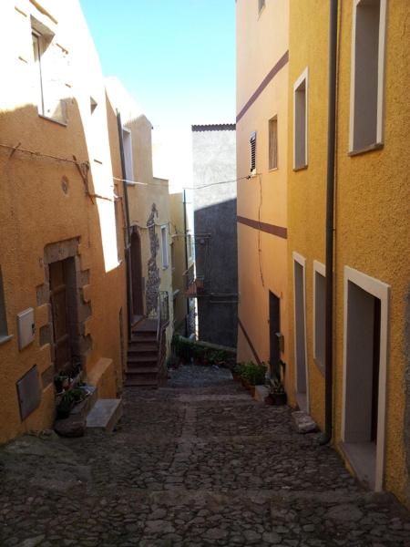 Na fotografii je vidět objekt B&B Colti Di Rosa nacházející se ve městě Castelsardo.