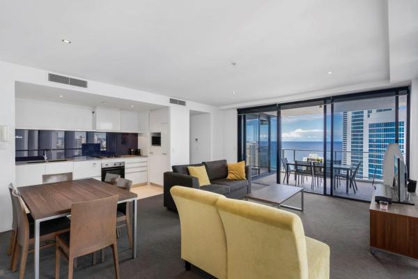 Superior Appartement met 2 Slaapkamers en Uitzicht op de Oceaan — 127 m² - Circle on Cavill - Hosted by Coastal Letting Co.