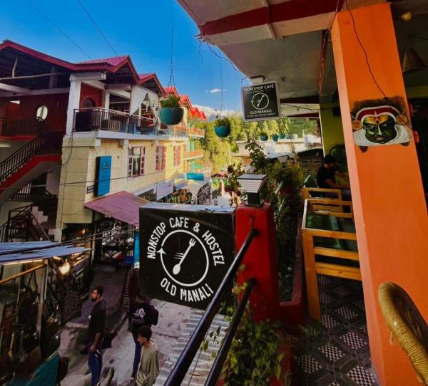 A la foto es mostra l'objecte Non Stop Cafe Hostel & Stay situat a la ciutat de Manāli.