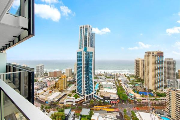Appartement met 2 Slaapkamers, Balkon en Uitzicht op Zee — 93 m² - Circle on Cavill - Hosted by Coastal Letting Co.