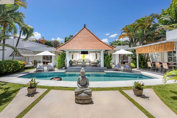 Na fotografii je vidět objekt Villa Mutiara Putih by Optimum Bali, Central Seminyak, Walk to beach nacházející se ve městě Seminyak.