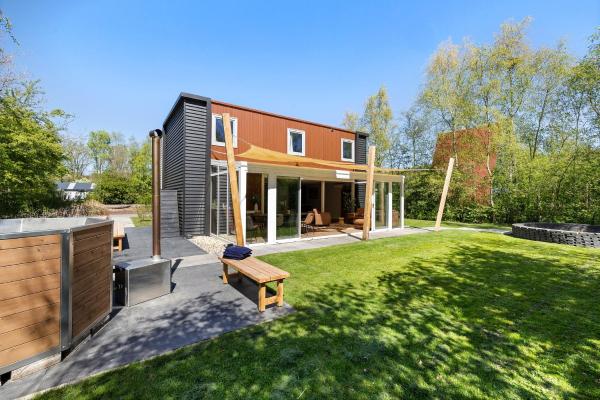 Villa Juni - New Spacious Villa With Hottub - Niederlande