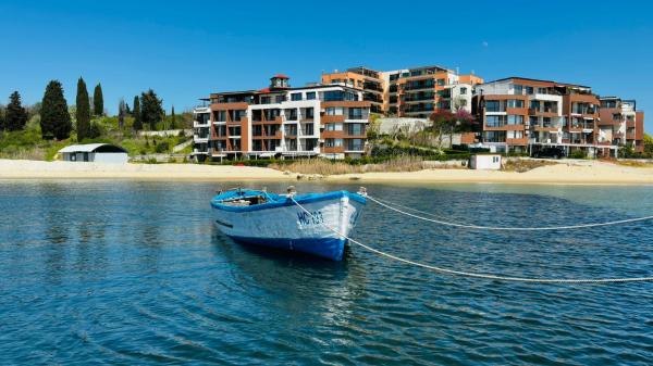 Na fotografii je vidět objekt Akrotiria Beach Apart Complex nacházející se ve městě Nesebar.
