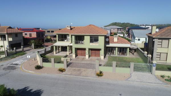 På billedet ses objektet Luxury Beachhouse Villa beliggende i byen Wilderness.