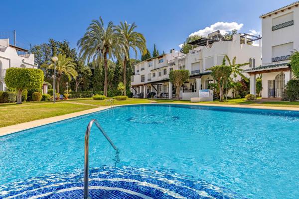 A la foto es mostra l'objecte Chic Dream Home, Rooftop BBQ, 9 Pools, Golf Views situat a la ciutat de Marbella.
