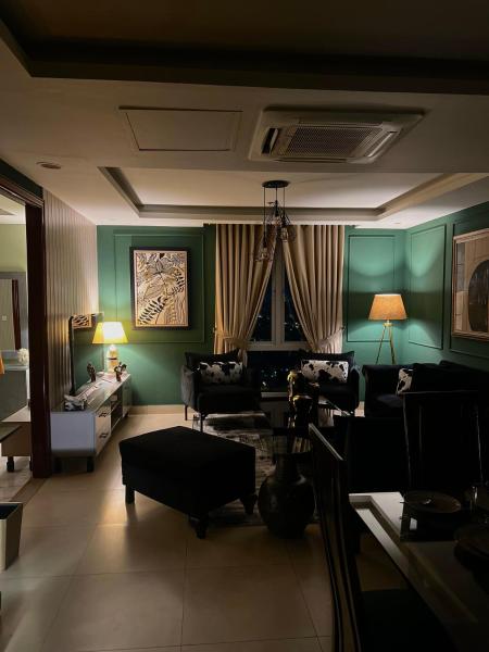 Gold Crest Mall Luxury Apartments with Balcony by Monark Suites in DHA Phase 4 Lahore, Лахор