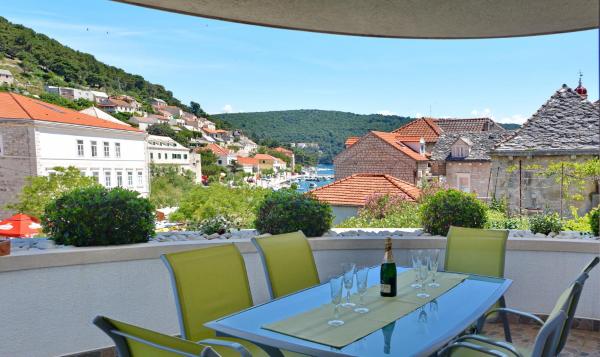 På billedet ses objektet Apartments Mladinić beliggende i byen Pučišća.