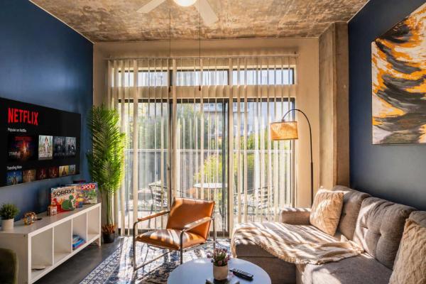Modern 2bd - Cdt - Gym, Pool, Parking - Sleep 8 - Phoenix, AZ