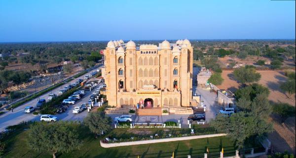 The photo shows the Abhushan Mahal located in the city of Nīmri.