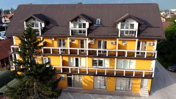 På billedet ses objektet Gaia Aparthotel near Airport beliggende i byen Sarajevo.