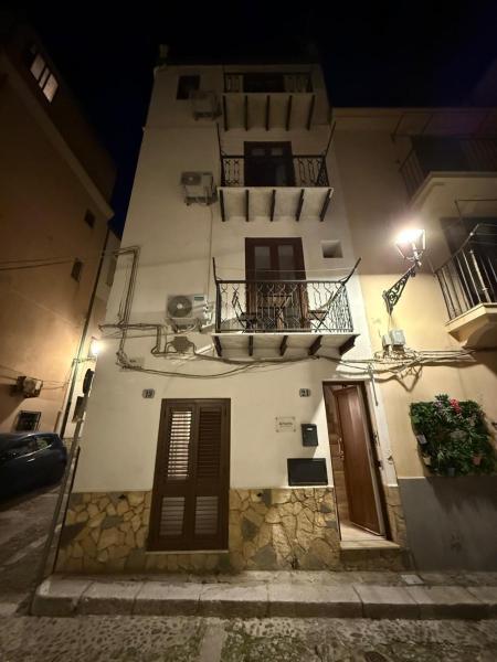 A la foto es mostra l'objecte Arbaria situat a la ciutat de Cefalù.