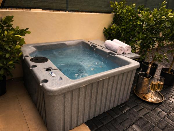 På billedet ses objektet Ocean Park Studio Pool at Riviera Villa beliggende i byen Loiza.