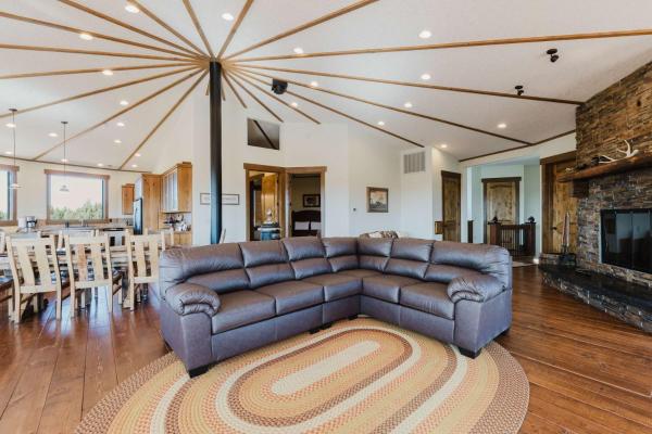 Sisters Mountain Retreat With Stunning Views & Deck - Sisters, OR