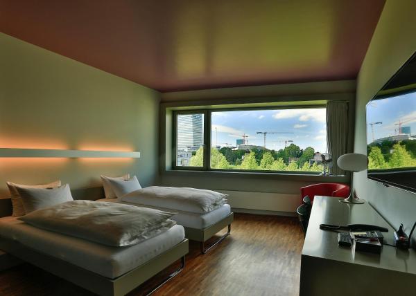 A la foto es mostra l'objecte Dasbreitehotel am Rhein situat a la ciutat de Basilea.