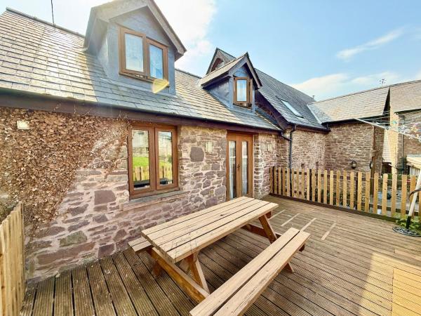 Very Spacious Rural 2 Bed Barn Sleeps 5 - Caldicot Castle