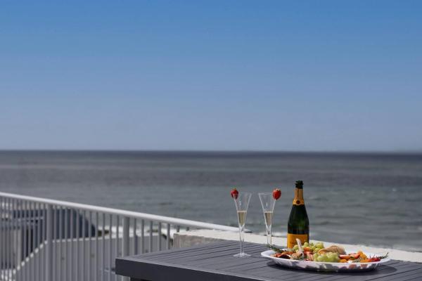 Coastal Comfort With Ocean Views From Shared Rooftop And Separate Pool - Caloundra