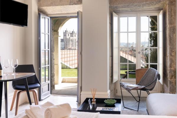 Boutique Studio with Terrace & Historic Views, Porto