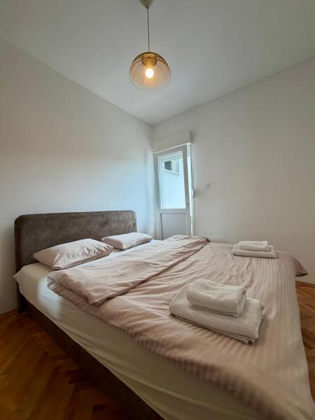 Na fotografii je vidět objekt Lovely 1-bedroom apartment with 2-patios and parking nacházející se ve městě Zagorič.