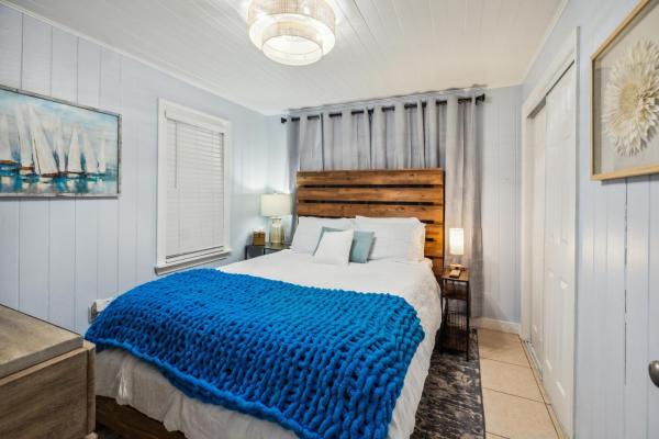 Lil John Coastal Cottage Near Siesta Key Beach - Sarasota, FL