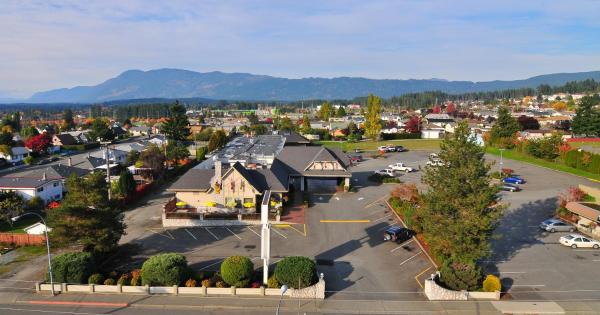 Na fotografii je vidět objekt The Hospitality Inn nacházející se ve městě Port Alberni.