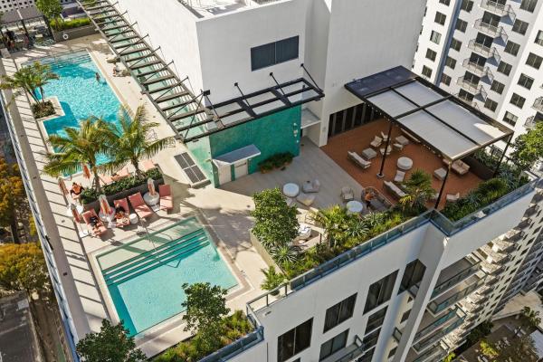 Luxury Studio With Rooftop Pool & City Views - Hialeah, FL