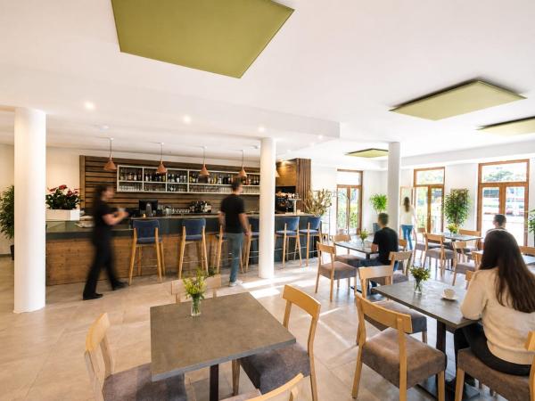 Na zdjęciu widoczny jest obiekt Hotel Vela położony w mieście Nago-Torbole.