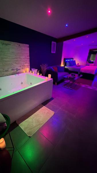 A la foto es mostra l'objecte LeStudio83210 Loveroom jacuzzi balneo petit déjeuner inclus meublé de tourisme 3 étoiles situat a la ciutat de Belgentier.
