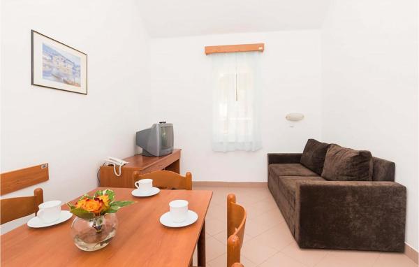 2 Bedroom Lovely Apartment In Umag - Piran