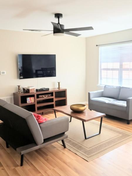 Dallas Spacious Bungalow - Dallas, TX