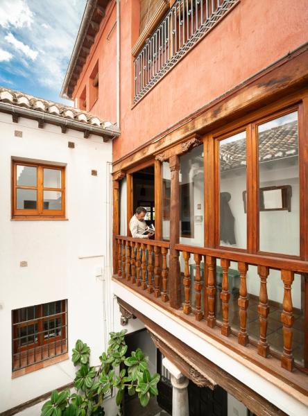 Spacious Sunny and Quiet Albayzin Apartment, Гранада
