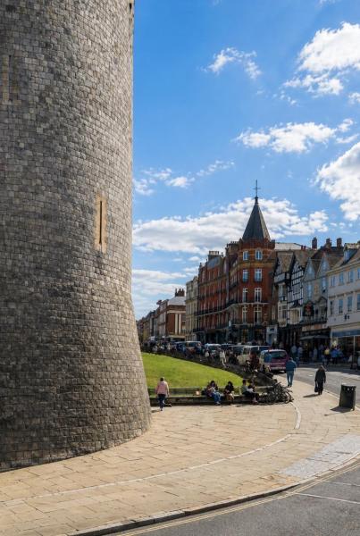 Consorts and Concubines, Windsor