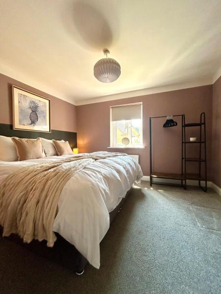 Premium Bedford Home, Sleeps 10, 6 Beds, Smart Tvs In All Bedrooms, Parking For 4 Vehicles, 3 Bathrooms, Quiet Location And Near M1 - Bedford
