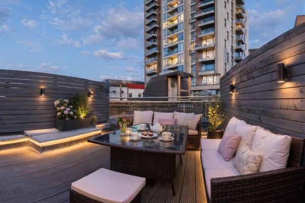 Enjoy The Sun With A Private Rooftop 2br2ba - Whitehall