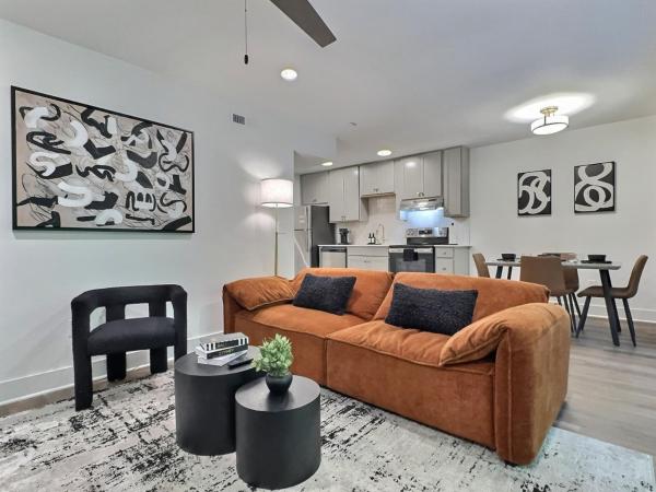Tranquil Getaway With Pool And Extra Large Balcony - Birmingham, AL