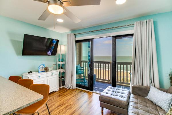 Balcony W/ Ocean View! North Beach 2nd-floor Condo - Corpus Christi, TX