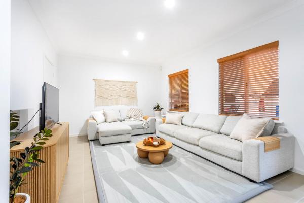 Modern Applecross Townhouse - Claremont