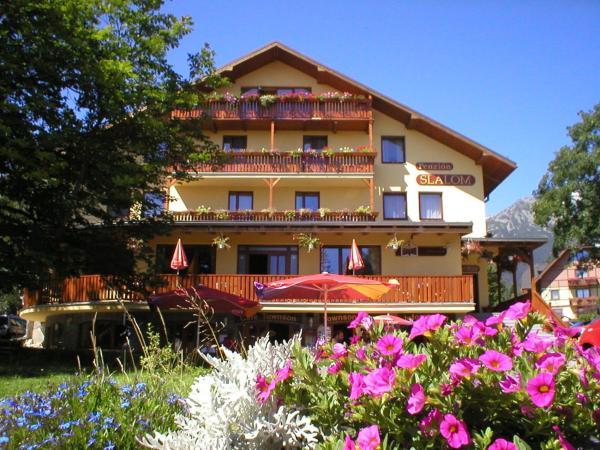 Na zdjęciu widoczny jest obiekt Penzión Slalom położony w mieście Tatrzańska Łomnica.