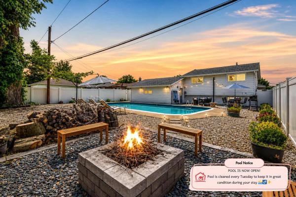 A la foto es mostra l'objecte Swim and Relax with a Pool Hot Tub and Renovated HomeHop situat a la ciutat de Parma Heights.