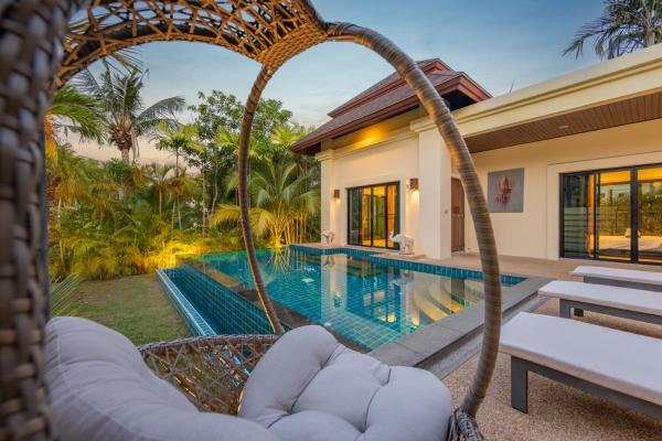 Traditional Thai 2BR villa in Baan Bua Estate, Най-Харн-Бич