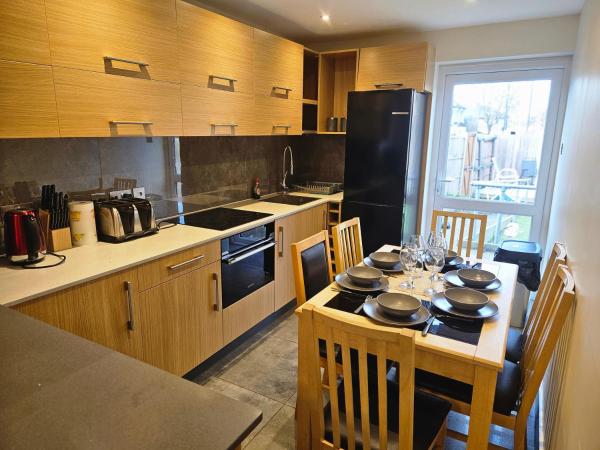 Four Bedroom House Chandos Road - London, UK