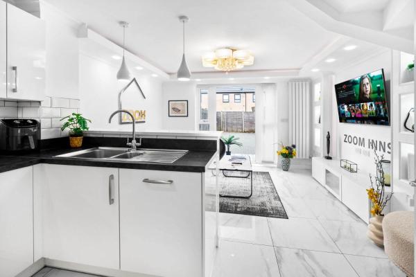 Fotografia 3: Spacious, Chic Townhouse with Parking & Garden