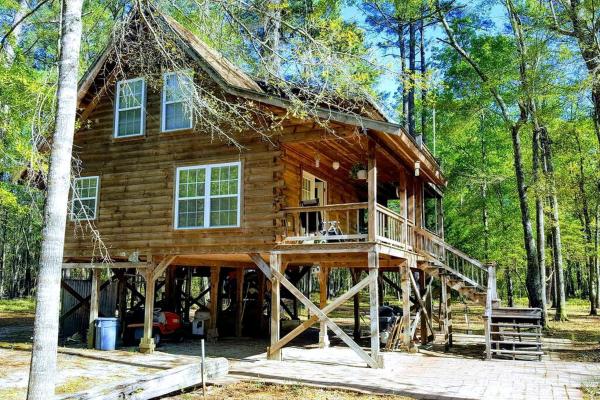 Claxton's Riverfront Family Fun: Cabin Adventures Await - 조지아
