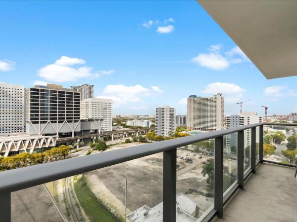 Free Parking & Rooftop Pool Access - Prime Condo - Miami