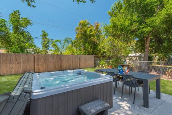 Hot Tub Retreat With Big Private Fenced Yard By Beach - Siesta Key, FL