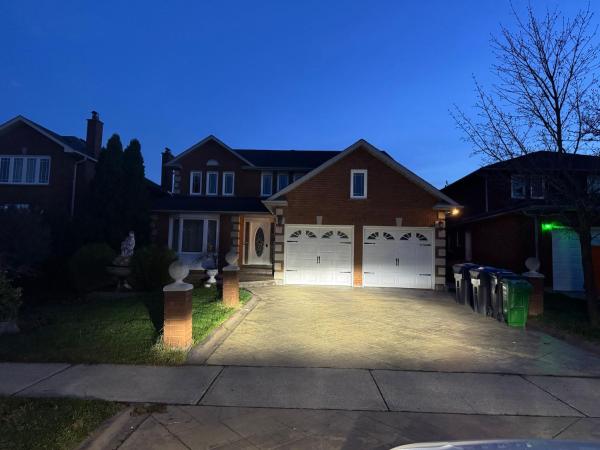 3 Bdrms - Near Airport, Sq 1 - Mississauga