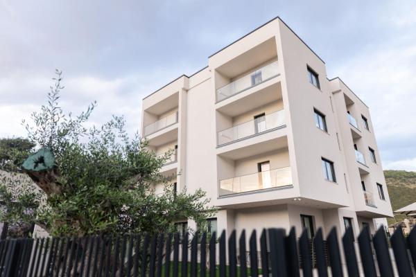 A la foto es mostra l'objecte Pauz Hotel situat a la ciutat de Himare.