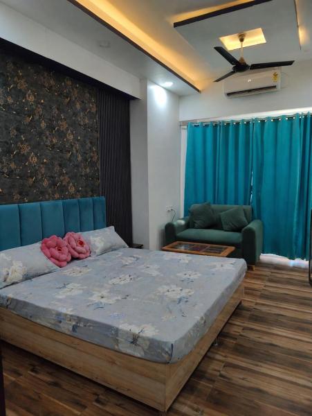 Arista Stay I Studio Room I Sec-4 Greater Noida - Noida